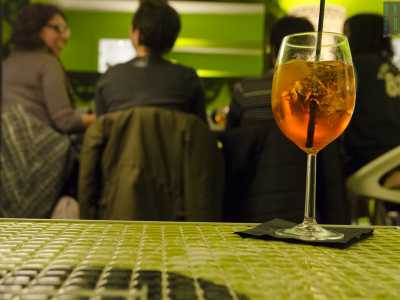 Il poliaperitivo barese: il 28 dicembre in un locale di piazza Mercantile abbiamo conosciuto 16 poliamorosi che hanno deciso di incontrarsi(Foto di Gennaro Gargiulo)